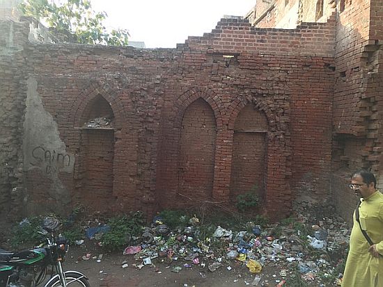 rofessor Furrukh Khan of LUMS University. Inside of haveli of my maternal grandparents. 2016.